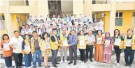  ?? ?? Hiew handing over the books to M Salim bin Masrah, principal of SMK Bengkongan Kota Marudu.