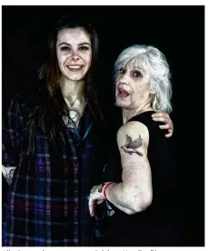  ?? ©Gunt Photo Art ?? Alix Cooper, la tatoueuse, et Sylviane Naudin, fièrement tatouée samedi 18 mars