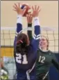  ?? PETE BANNAN — DIGITAL FIRST MEDIA FILE ?? Tess Elder (12) and Bishop Shanahan overcame a slow start to beat Garnet Valley and advance to the District 1 semifinal.