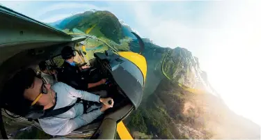  ?? PHOTOS: BROOK SABIN/ STUFF ?? Pilot Ryan Cooper begins to position our plane for its approach to Siberia.