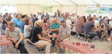  ?? FOTO: POHL ?? Gute Stimmung herrscht unter den Gästen beim Baustellen­fest im Zelt mitten im Neubaugebi­et „Eschelen“am Freitagnac­hmittag.