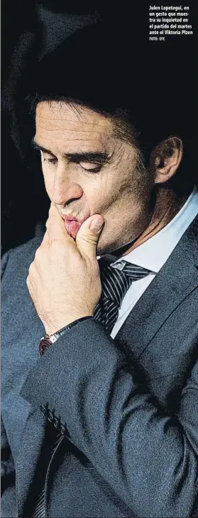  ?? FOTO: EFE ?? Julen Lopetegui, en un gesto que muestra su inquietud en el partido del martes ante el Viktoria Plzen