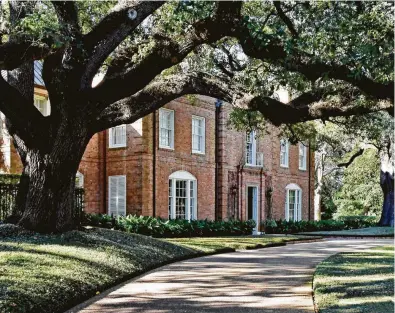  ?? Jim Parsons ?? This house on Groveland Lane in River Oaks is for sale for just under $13 million. While total sales of single-family homes were strong, closings for houses priced above $750,000 were flat for the third straight month.