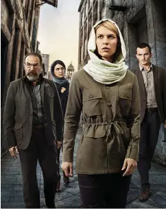  ?? SHOWTIME/JIM FISCUS ?? OSYMPATISK. Claire Danes rollfigur Carrie Mathison är svår att tycka om i säsong fyra av Homeland. Här flankerad av Mandy Patinkin som Saul Berenson, Nazanin Boniadi som Fara Sherazi och Rupert Friend som Peter Quinn.