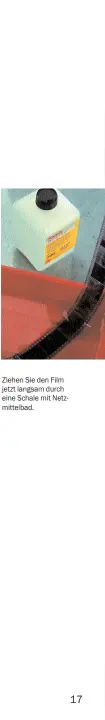  ??  ?? Ziehen Sie den Film jetzt langsam durch eine Schale mit Netzmittel­bad.