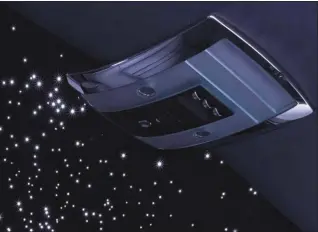  ??  ?? Los lujosos Rolls-Royce ahora ofrecen un techo “celestial” tachado de estrellas formadas por haces de fibras ópticas conectadas a diodos led. Los cables de fibra óptica en este modelo de automóvil Mercedes-Benz tienen una funda de color naranja. Cables de fibra óptica que se instalan en el sistema de audio de muchos modelos de automóvile­s.