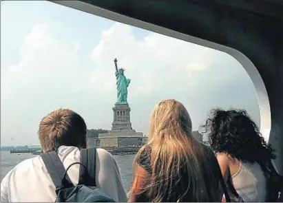  ?? MIGUEL RAJMIL / EFE ?? La estatua de la Libertad, símbolo intocable de Nueva York y punto de atracción turística