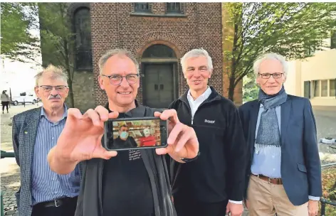  ?? RP-FOTO: STEFAN FRIES ?? Jürgen Lindemann, Frank Schulte, Klaus Pesch, Rudolf Schmidt (v.l.) stellen Geflüchtet­e vor, die in Ratingen heimisch geworden sind.