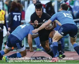  ??  ?? Italy's Giulio Bisegni, left, and Edoardo Padovani, right, tackle New Zealand's Malakai Fekitoa