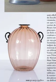  ??  ?? VASE en verre « soffio » pour Cappellin & Co (vers 1920-1925).
Il a été adjugé 3 250 € lors de la vente Piasa du 7 février dernier.