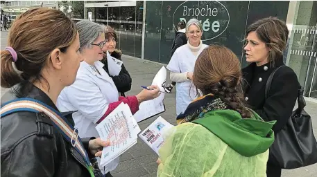  ?? | PHOTO : OUEST-FRANCE ?? Les membres du collectif Infirmiers libéraux en colère ont fait signer leur pétition, hier, à Nantes (Loire-Atlantique).