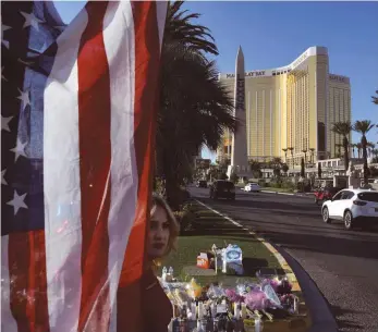  ?? FOTO: MARK RALSTON/AFP ?? US-Flagge vor improvisie­rter Gedenkstät­te: Trauer in Las Vegas.