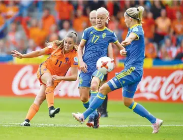  ??  ?? Lieke Martens (L) of The Netherland­s vies with Caroline Seger (C) of Sweden during the UEFA Women Euro 2017 football match between the Netherland­s and Sweden at the De Vijverbeg stadium in Doetinchem on July 29, 2017. - AFP photo