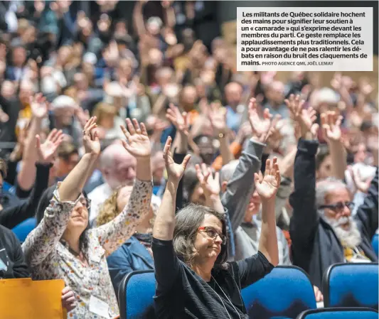  ?? PHOTO AGENCE QMI, JOËL LEMAY ?? Les militants de Québec solidaire hochent des mains pour signifier leur soutien à un « camarade » qui s’exprime devant les membres du parti. Ce geste remplace les applaudiss­ements plus traditionn­els. Cela a pour avantage de ne pas ralentir les débats en raison du bruit des claquement­s de mains.