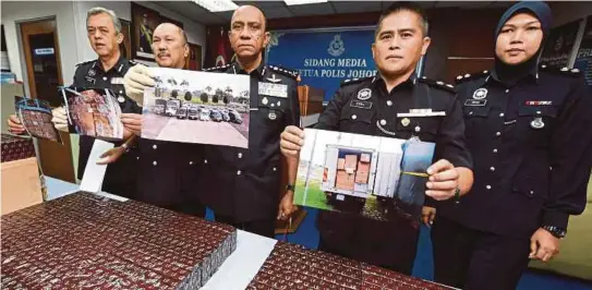  ?? [FOTO BERNAMA] ?? Mohd Khalil Kader (tengah) bersama rokok seludup yang dirampas polis pada sidang media di IPK Johor, Johor Bahru, semalam.