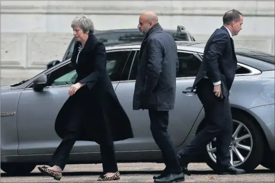  ?? / TIM IRELAND (AP) ?? La primera ministra británica, Theresa May, llega ayer al número 10 de Downing Street.