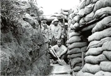  ?? Foto: Mémorial de Verdun, Arte France, dpa ?? Französisc­he Soldaten in einem Schützengr­aben während der Schlacht um Verdun 1916. In der Doku „Verdun – Sie werden nicht durchkomme­n!“geht es um eine der blutigsten Schlachten des Ersten Weltkriegs.