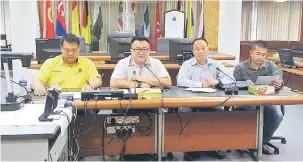  ??  ?? TIDAK BENAR: Goh (dua kiri) pada sidang media di MBKS semalam. Turut kelihatan (kanan) Iskandar, Lim dan Song.