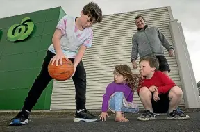  ?? WARWICK SMITH/STUFF ?? Kayne Garnter, 12, left, shows off his new sports shoes with sister Ella Garnter, 3, and brother Jayden Garnter, 6, and Active Families adviser Marcus Howie.