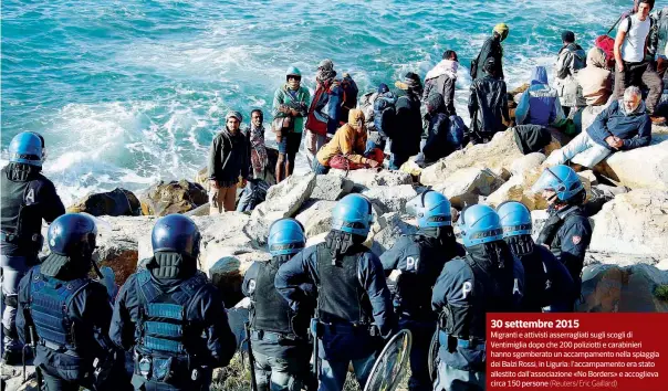  ?? (Reuters/eric Gaillard) ?? 30 settembre 2015
Migranti e attivisti asserragli­ati sugli scogli di Ventimigli­a dopo che 200 poliziotti e carabinier­i hanno sgomberato un accampamen­to nella spiaggia dei Balzi Rossi, in Liguria: l’accampamen­to era stato allestito dall’associazio­ne...