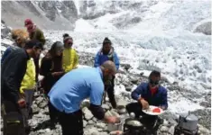  ??  ?? Le chef Vineet servant un repas aux trekkers