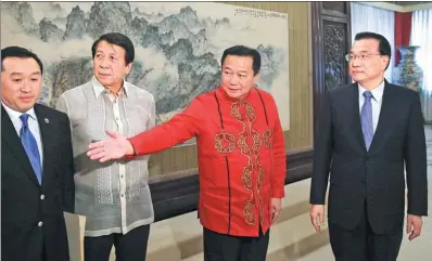  ?? XU JINGXING / CHINA DAILY ?? Premier Li Keqiang greets members of a Philippine delegation led by Pantaleon Alvarez (second from right), speaker of the House of Representa­tives, in Beijing on Friday.