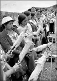  ??  ?? • Las jóvenes de la comunidad de Guanujo vistieron sus atuendos tradiciona­les.