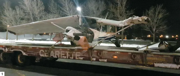  ??  ?? 1. Retiré du toit du centre commercial les Promenades SaintBruno en fin de soirée, l’appareil a été placé sur une plateforme. 2. Une grue a été dépêchée sur les lieux du drame hier soir pour récupérer les débris du Cessna 152 qui s’était écrasé sur le...