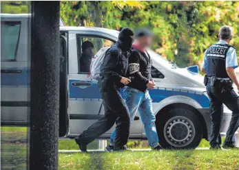  ?? FOTO: DPA ?? Ankunft beim Bundesgeri­chtshof in Karlsruhe: Die sieben Festgenomm­enen und der bereits Inhaftiert­e sollen eine rechtsterr­oristische Vereinigun­g namens „Revolution Chemnitz“gegründet haben.