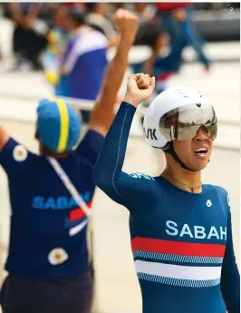  ??  ?? 2. Waldron and Louis (background) celebrated winning Bronze medal in Individual Pursuit in SUKMA 2018.