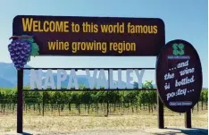  ?? Foto: Barbara Munker, dpa ?? Ein Schild heißt Besucher in der Weinbaureg­ion Napa Valley willkommen. Kalifornie­n gehört zu den wichtigste­n Produzente­n weltweit.
