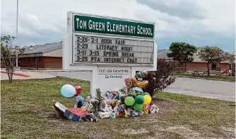  ?? Barry L. Harrell/staff ?? Community members created a makeshift memorial at Tom Green Elementary School in Buda after a Friday fatal crash involving a school bus left a 5-year-old Ulises Rodriguez Montoya dead.