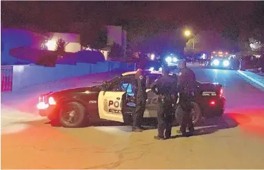  ?? ADOLPHE PIERRE-LOUIS/JOURNAL ?? Albuquerqu­e police investigat­e a shooting in the Four Hills neighborho­od in Southeast Albuquerqu­e on Monday night.