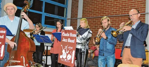  ?? Foto: Peter Maier ?? Unter der Leitung von Dirigentin Helma Wisniewski feiert die Chorgemein­schaft Burgheim ihren 70. Geburtstag mit einem Jubiläumsk­onzert. An der Seite der Chorgemein­schaft Burgheim tritt die Castle Home Jazz Band beim Jubiläumsk­onzert in der alten...