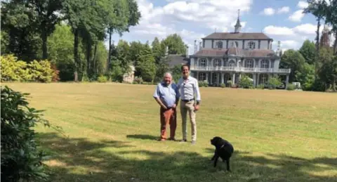  ?? FOTO RR ?? Sebastien Claes (links) verkoopt zijn kasteel in Rapertinge­n aan de jonge vastgoedon­twikkelaar Amaury Verelst.