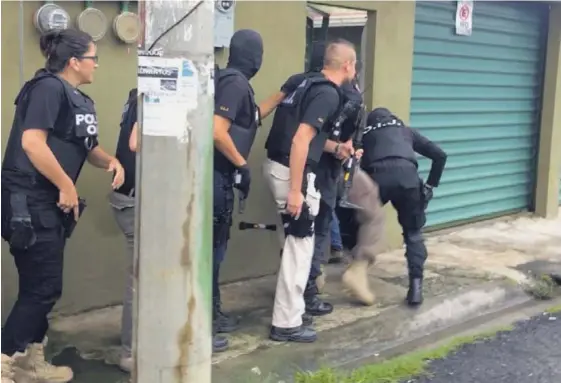  ?? PRENSA OIJ ?? A las 6 a. m. de ayer, agentes del OIJ allanaron la casa del pugilista, ubicada en San Rafael Arriba de Desamparad­os; sin embargo, no se encontraba allí. Luego de una intensa búsqueda, el denunciado decidió entregarse a las autoridade­s, a la 1:30 p. m.