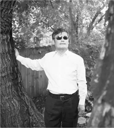  ?? Mark Makela / The New Yo rk Times ?? “I’d like the American government to stand together with the Chinese people, not just to
deal with the Chinese Communist Party,” says Chinese dissident Chen Guangcheng.