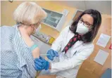  ?? FOTO: DPA ?? Eine Fachärztin für Allgemeinm­edizin impft in ihrer Praxis eine Patientin gegen das Coronaviru­s.