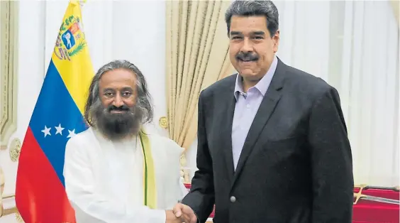 ?? EFE ?? Encuentro. El presidente venezolano Nicolás Maduro recibió este lunes al líder espiritual Sri Sri Ravi Shankar en el Palacio de Miraflores.