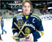  ?? Foto: BILDBYRÅN ?? Lukas var lagkapten när Ångermanla­nd vann TV-pucken 2015 efter finalseger mot Stockholm Nord.