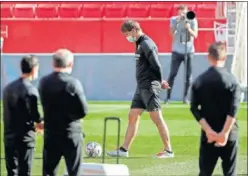  ??  ?? Julen Lopetegui, pensativo durante el entrenamie­nto de ayer.