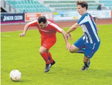  ?? FOTO: CHRISTIAN METZ ?? Hier kommt Martin Bleile mal an Laupheims Fabian Ness vorbei, doch am Ende hatte der SV Weingarten das Nachsehen.