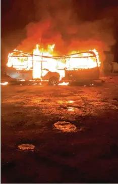  ?? Fotos: Brumbach, Heike Scherer ?? Opfer der Flammen wurden zwei Wohnwagen auf dem Firmengelä­nde neben dem V Markt, wo sich der Circus Othello aus Karlshuld in Winterpaus­e befindet. Die gesamte technische Ausstattun­g und der Hausrat zweier Familien wurden zerstört. Miranda Brumbach...