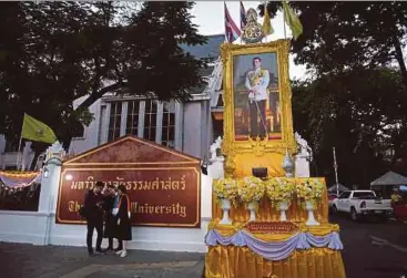  ?? AFP PIC ?? Thammasat University students taking graduation photograph­s beside a portrait of Thailand’s King Maha Vajiralong­korn in Bangkok on Saturday.