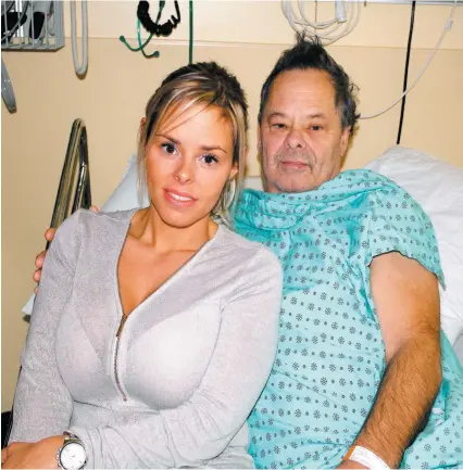  ??  ?? Jennyfer Racicot et son père Jean-Guy Savoie dans leur chambre de l’Hôpital de Saint-Eustache.