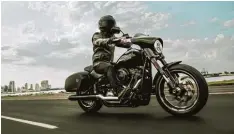  ?? Foto: Harley Davidson ?? Der Name ist Programm: Harley Davidsons Sport Glide soll den Spagat schaffen zwi schen Dahingleit­en und Kurvenjagd.