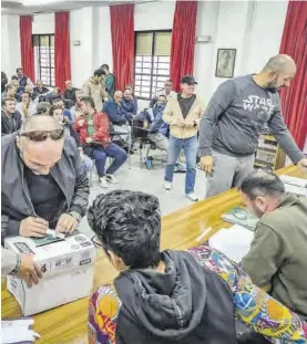  ?? S. GARCÍA ?? Votación de trabajador­es de FCC, en la asamblea del miércoles.