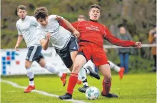  ?? FOTO: VOLKER STROHMAIER ?? Der SV Winterstet­tenstadt (links Oliver Zeh) siegte im Derby gegen Muttenswei­ler (hier Leo Gnandt).