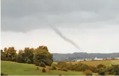  ?? Foto: Tanja Oberfrank ?? So sah es am Dienstagmi­ttag vom Michelsber­g aus: Augenzeuge­n berichten davon, dass der Windrüssel mehrere Minuten zu sehen war.