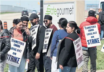  ?? RICHARD
LAUTENS TORONTO STAR ?? Members of Teamsters Local 647 went on strike last Tuesday after rejecting what in-flight catering company Gate Gourmet called its final offer, which included a 12 per cent raise over three years.